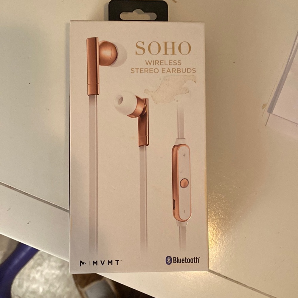 Wireless stereo earbuds